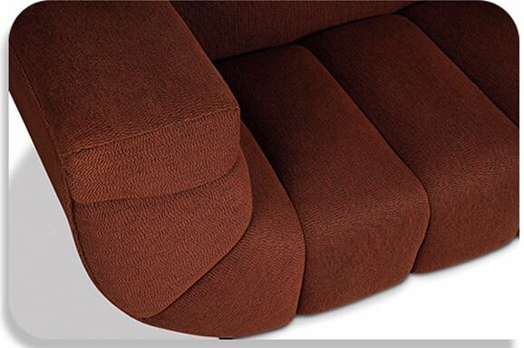 Sofá orgânico curvo de alto padrão em Curitiba, revestido em tecido bege claro, com almofadas retangulares e pés em aço escuros, ideal para salas sofisticadas.
