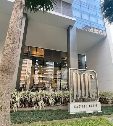 Fachada do edifício DOC Batel, onde está localizada nossa loja de móveis planejados em Curitiba, em uma das regiões mais valorizadas da cidade. Fachada do edifício DOC Batel, em Curitiba, onde está localizada a loja de móveis planejados Batel Select em área nobre da cidade