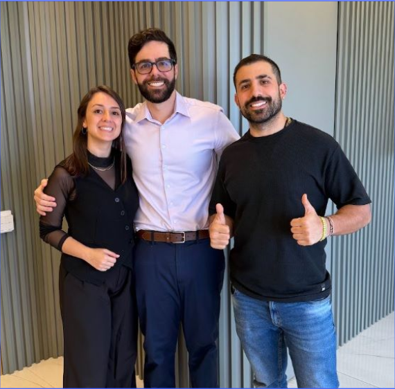 Dr. Thomas e Dra. Camilla com Kaysar. Fundadores da Batel Select, especialistas em cozinha planejada de alto padrão em Curitiba.