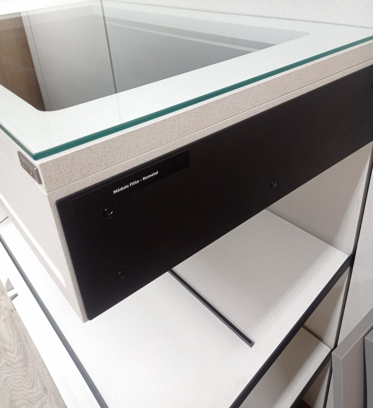 Closet planejado em Curitiba com acabamento de alto padrão e suporte pós-venda da Batel Select, destacando o cuidado e a durabilidade em cada projeto sob medida.