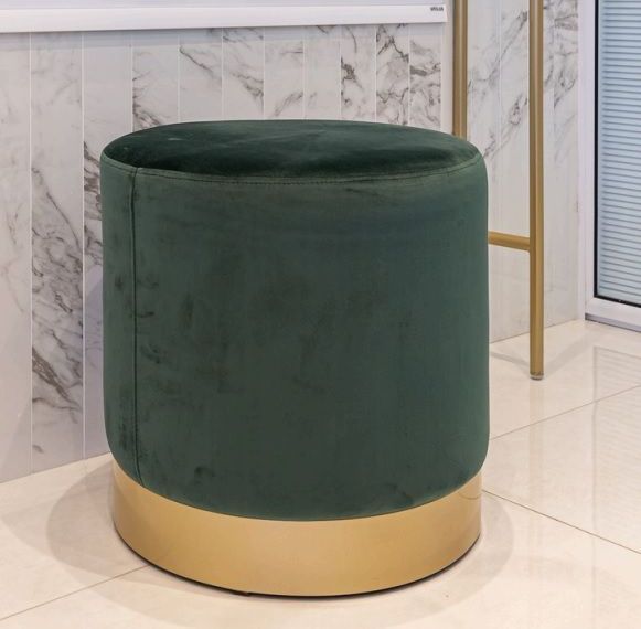 Puff redondo de alto padrão em veludo verde com base dourada, ideal para ambientes sofisticados em Curitiba. Loja de móveis de luxo, entrega de puffs exclusivos para todo o Brasil.