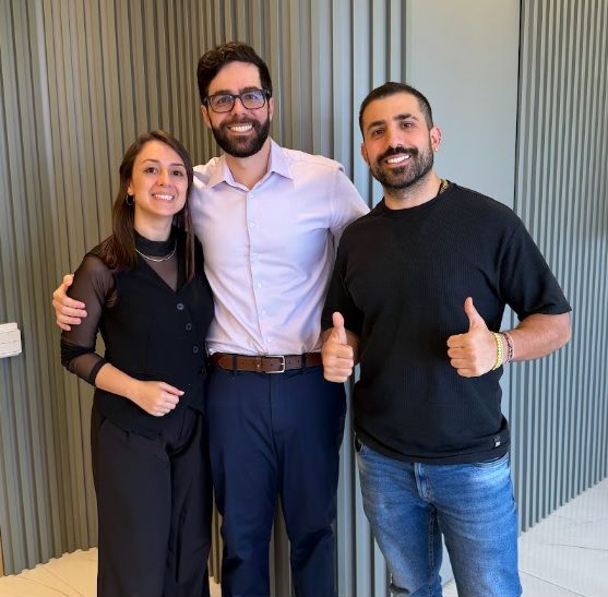 Dr. Thomas Marcolini e Dra. Camilla Marcolini com Kaysar Dadour na Batel Select, loja de móveis planejados no Edifício DOC Batel, Curitiba.