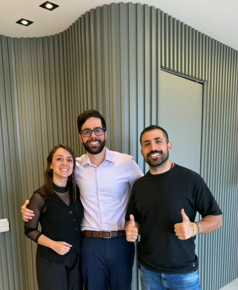 Dr. Thomas e Dra. Camilla, fundadores da Batel Select, com o Kaysar. Referência em móveis planejados de alto padrão em Curitiba.