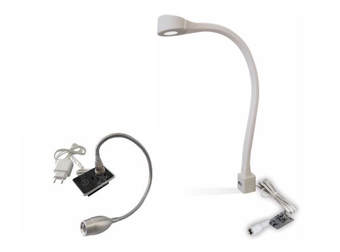 Luz de leitura integrada em sofá de alto padrão, ideal para sala de TV e conforto da família durante momentos de leitura e relaxamento.