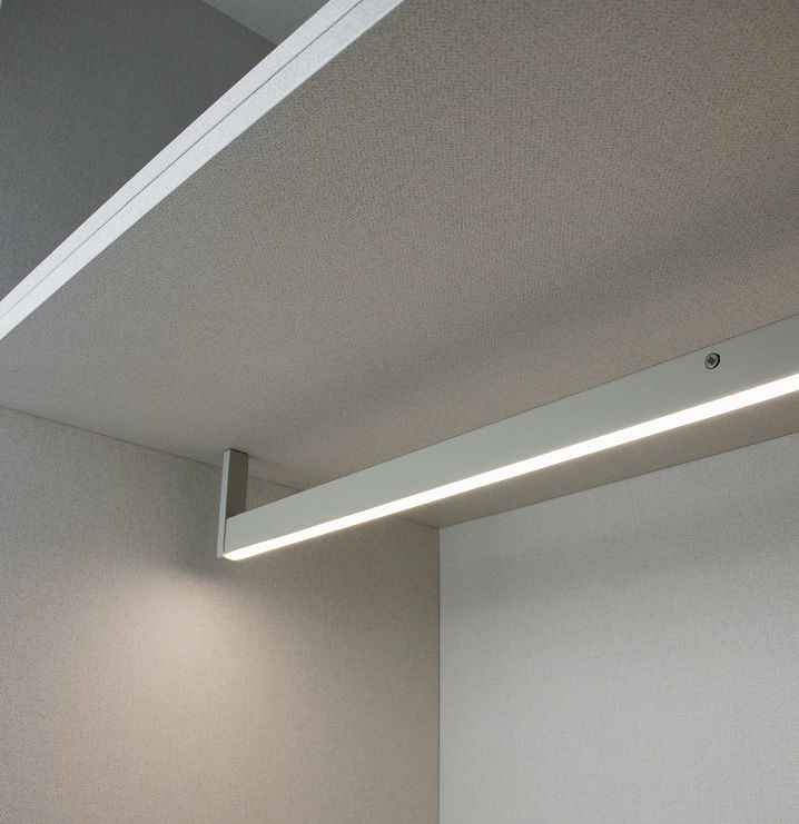 Luz de led em armário planejado para quarto.