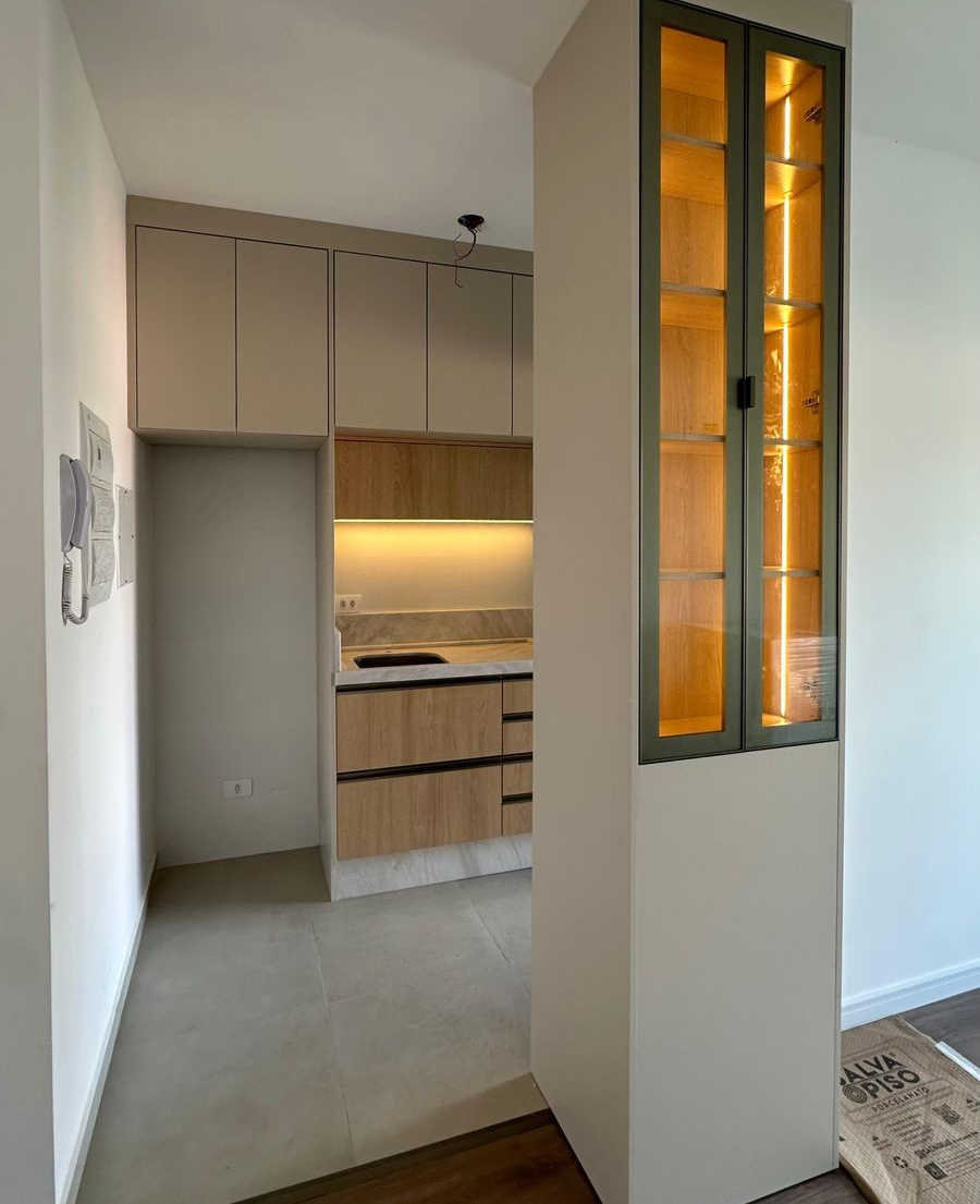 Detalhe de cristaleira com móveis planejados desenvolvida em projeto real por loja especializada em Curitiba, pensada para valorizar o ambiente e organizar com elegância. Cristaleira planejada sob medida em Curitiba, com portas de vidro, iluminação interna e integração com cozinha planejada