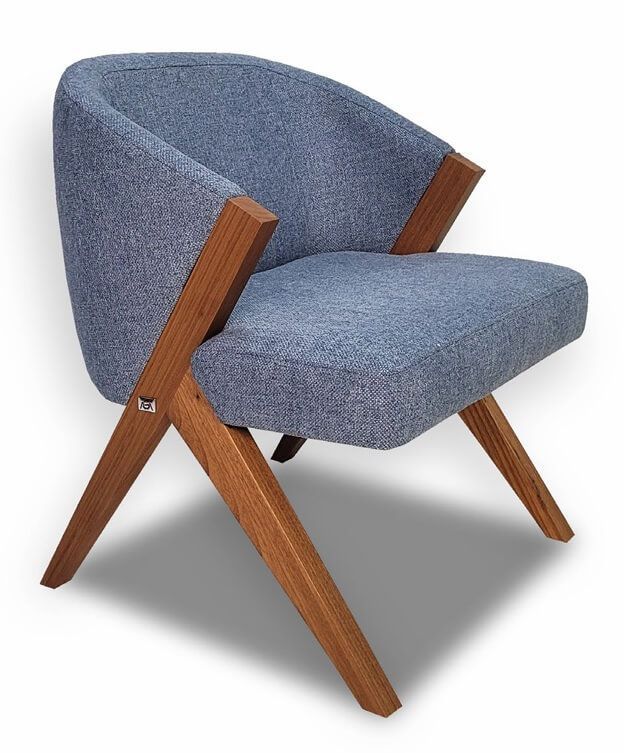 Poltrona de design contemporâneo, estofada em linho azul, com encosto e assento amplos e confortáveis. Possui estrutura e pés em madeira maciça, com acabamento natural aparente. Os braços são integrados ao corpo da poltrona.  Loja de móveis de alto padrão em Curitiba.