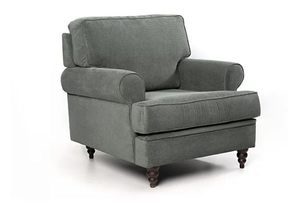 Poltrona clássica de alto padrão, com design atemporal e estrutura robusta em madeira maciça. Possui entalhes artesanais, estofamento confortável em tecido nobre e acabamento sofisticado. Disponível em loja de móveis de luxo em Curitiba.