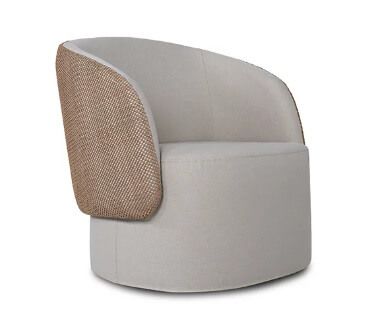 Poltrona com detalhe em telinha no encosto – exclusividade e elegância para ambientes sofisticados em Curitiba.