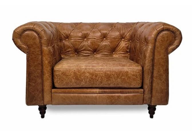 Poltrona clássica de couro legítimo, estilo antigo com acabamento capitonê, estrutura robusta em madeira maciça e detalhes artesanais. Peça de alto padrão, ideal para ambientes sofisticados e tradicionais, disponível em loja de móveis de luxo em Curitiba.