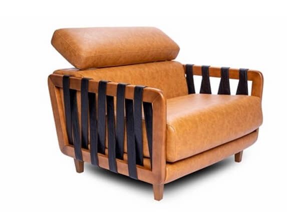 Poltrona de couro legítimo com braços de madeira e detalhes em cintas de couro preto, design sofisticado, alto padrão, disponível em loja de móveis de Curitiba.