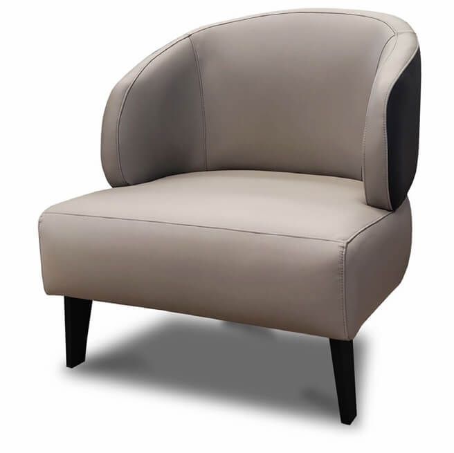 Poltrona de couro sintético bicolor com pés de madeira – sofisticação e conforto para ambientes elegantes em Curitiba.