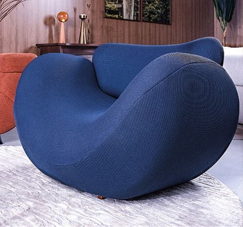 Poltrona orgânica azul com design exclusivo de alto padrão, linhas curvas e acabamento de alto padrão, perfeita para ambientes sofisticados, disponível em loja de móveis de Curitiba.