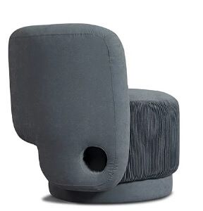 Poltrona de veludo azul com detalhes ripados – sofisticação e estilo para ambientes elegantes em Curitiba.