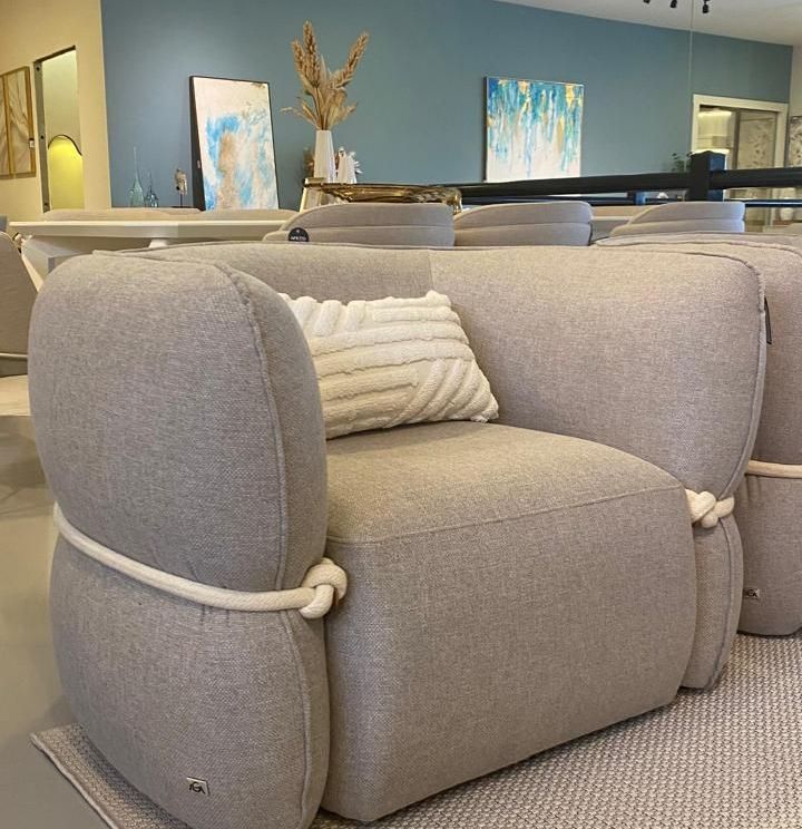 Loja de curitiba que faz sofá de luxo personalizado. Sofá curvo orgânico de luxo com almofadas de várias cores e apoio curvo no mesmo tom, design contemporâneo, acabamento premium e estrutura robusta. Ideal para salas sofisticadas e ambientes planejados que buscam exclusividade, conforto e elegância em móveis de alto padrão.