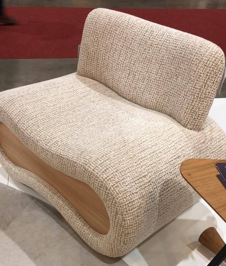 Poltrona orgânica de design contemporâneo, com linhas curvas e acabamento de alto padrão. Estrutura robusta em madeira maciça e estofamento confortável, perfeita para ambientes sofisticados e modernos. Disponível em loja de móveis de alto padrão em Curitiba.