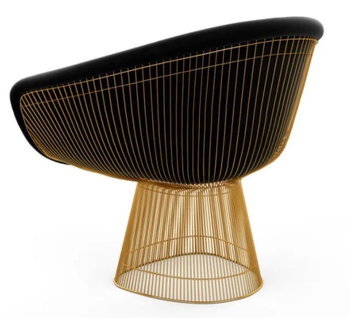Poltrona Platner de luxo em loja curitibana.