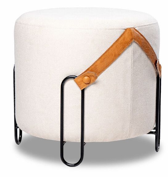 Poltrona clássica de couro legítimo, acabamento de alto padrão, estrutura robusta em madeira maciça e detalhes artesanais. Design atemporal, ideal para ambientes sofisticados e tradicionais. Loja de móveis de luxo em Curitiba;