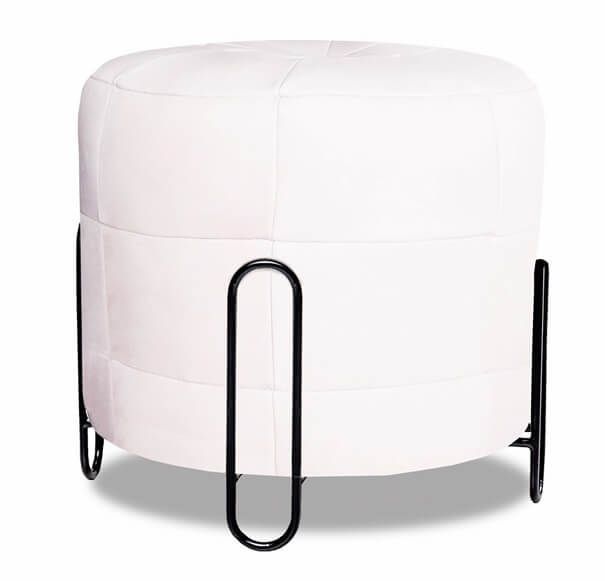 Puff moderno branco com estofamento liso e acabamento sofisticado. Estrutura robusta, pés de metal preto com design minimalista e linhas retas, conferindo leveza e elegância à peça.