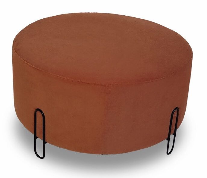 Puff redondo com base de metal preto escovado – minimalismo e sofisticação para ambientes elegantes em Curitiba.