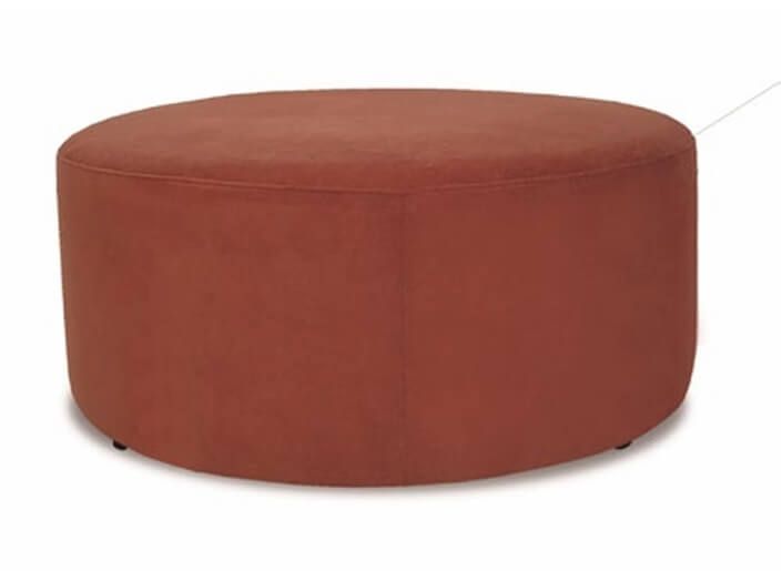 Puff redondo de veludo vermelho com pé de sapata – elegância e estilo para ambientes sofisticados em Curitiba.