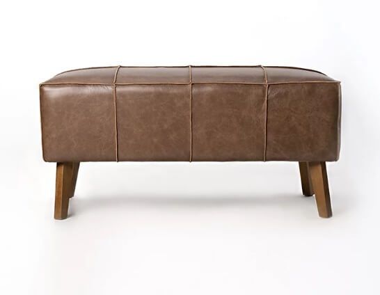 Puff baú retangular de couro natural com pés de madeira – praticidade e elegância para ambientes sofisticados em Curitiba.