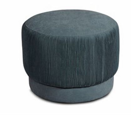Puff ripado estofado em veludo azul, com design contemporâneo e acabamento de alto padrão.