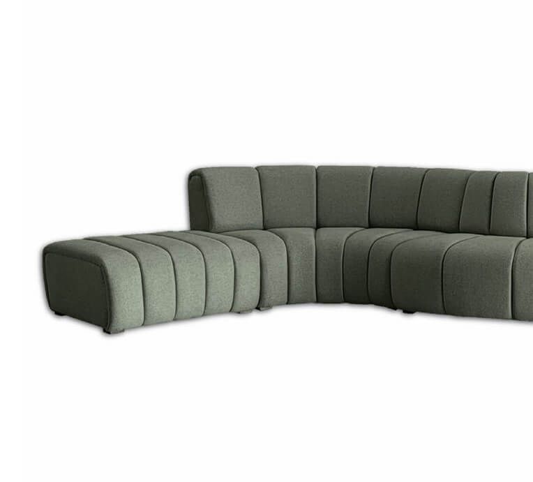 Loja de sofá feito sob medida personalizado que entrega; Sofá curvo modelo serpente de alto padrão, design orgânico e escultural, estofado em tecido premium, ideal para ambientes sofisticados e contemporâneos. Estrutura robusta, acabamento refinado e conforto excepcional, perfeito para quem busca exclusividade e elegância em móveis de luxo.