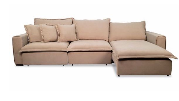 Sofá de alto padrão com espuma macia, ideal para assistir TV com a família, proporcionando máximo conforto na sala de TV.