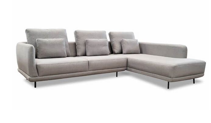 Sofá 4 lugares com chaise de alto padrão em linho cinza, ideal para sala de TV sofisticada e conforto da família, entregue na sua casa.