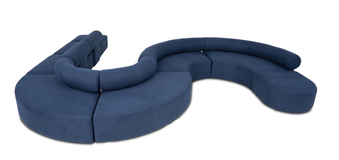 Sofá curvo de alto padrão azul escuro em tecido premium, design elegante e contemporâneo, ideal para ambientes planejados sofisticados. Estrutura robusta, acabamento refinado e conforto excepcional, perfeito para quem busca exclusividade e requinte em móveis de luxo.
