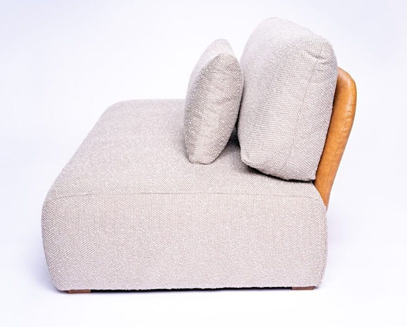 Sofá boucle cinza com detalhe em couro de alto padrão em curitiba. Sofá de alto padrão em tecido boucle cinza com design contemporâneo, estrutura robusta, almofadas fixas e linhas retas modernas para ambientes sofisticados em Curitiba.