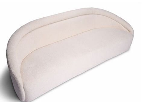 Sofá curvo meia-lua em bouclé creme, alto padrão, design moderno e acabamento premium para ambientes sofisticados. Sofá curvo meia-lua em bouclé creme, design contemporâneo de alto padrão, com estrutura robusta, curvas suaves e acabamento premium. Ideal para ambientes sofisticados que buscam exclusividade, conforto e elegância em móveis de luxo.