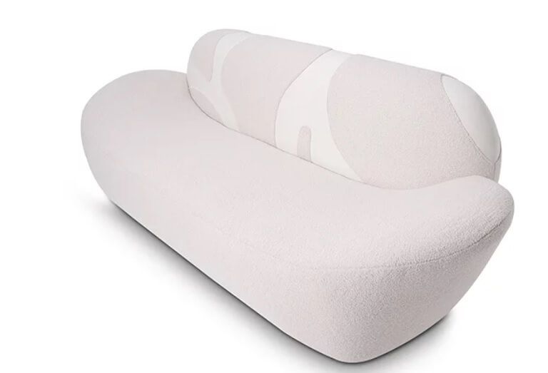 Sofá modular de alto padrão em Curitiba, linhas retas, tecido claro, encosto baixo e almofadas decorativas, ideal para salas modernas e sofisticadas.