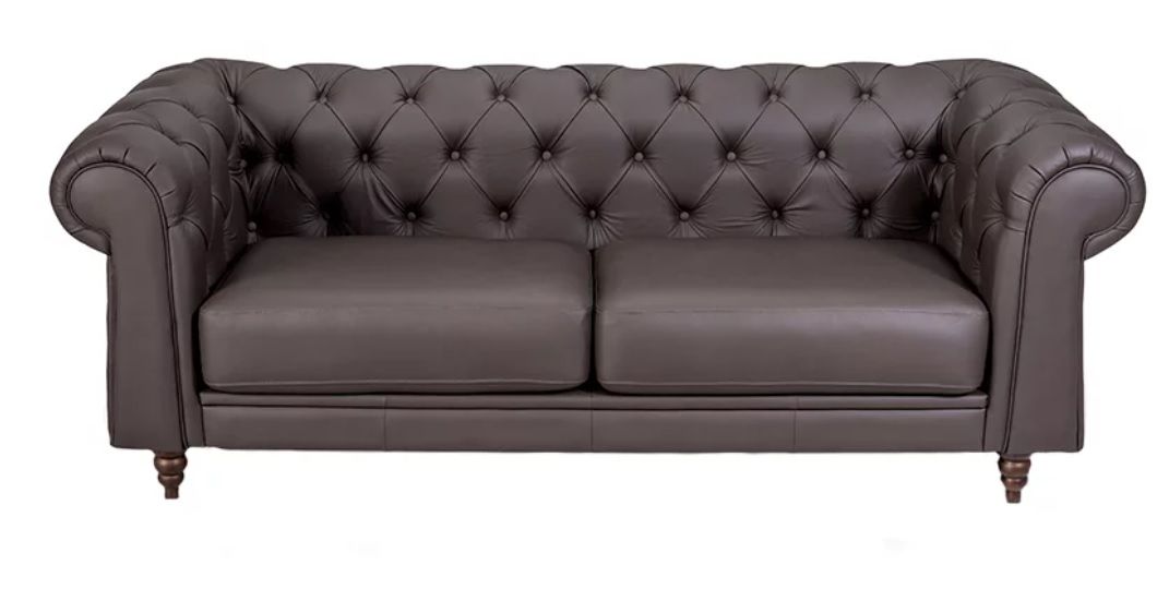 Sofá clássico Chesterfield capitonê em couro legítimo, design atemporal com botões profundos, braços arredondados e acabamento de alto padrão. Ideal para ambientes sofisticados que valorizam elegância e tradição em móveis de luxo. Loja em Curitiba entrega para Brasil.