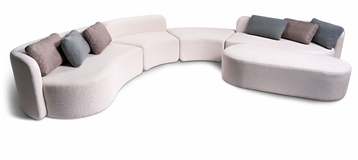 Sofá modular de alto padrão em tecido bege claro com almofadas soltas, design contemporâneo minimalista com estrutura baixa e linhas retas para salas modernas em Curitiba.