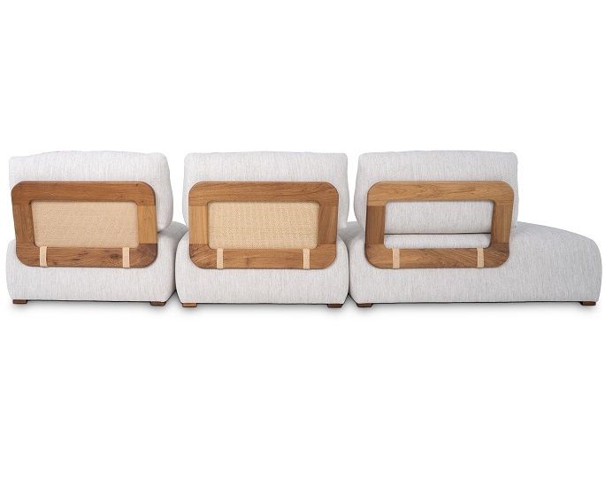 Sofá modulado de alto padrão em tecido bouclê claro, módulos independentes com linhas retas, pés em madeira, design contemporâneo, disponível para entrega em Curitiba.