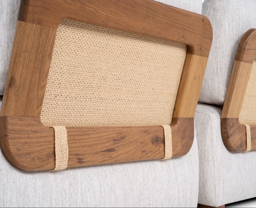 Sofá moderno de alto padrão em Curitiba, formato retangular amplo, revestido em tecido cinza claro, encosto baixo com almofadas soltas, perfeito para ambientes modernos e elegantes.