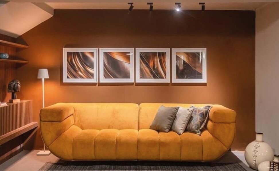 Sofás de alto padrão em Curitiba. Sofá orgânico de alto padrão em Curitiba, modular, em tecido claro, linhas retas e encosto baixo com almofadas soltas, design contemporâneo para salas sofisticadas.