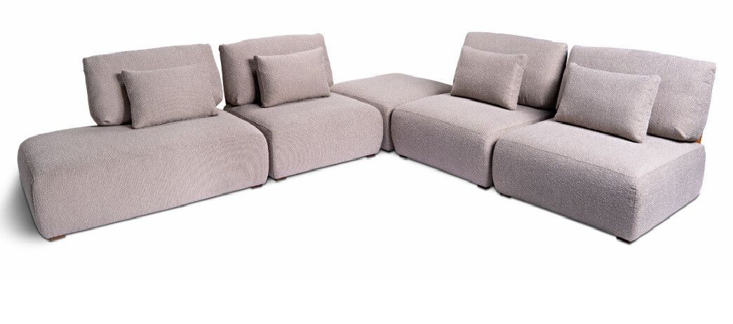 Sofá home modular de alto padrão em Curitiba, estofado em tecido claro, encostos altos e retos, módulos amplos em L, com almofadas verdes, ideal para salas modernas.