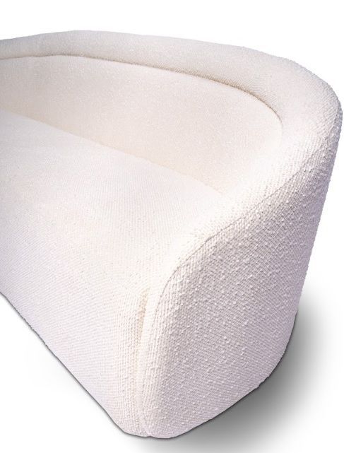 Sofás de alto padrão em Curitiba. Sofá orgânico bouclê Batel Select customizado, estofado claro com linhas curvas, design exclusivo de alto padrão, ideal para sala sofisticada.