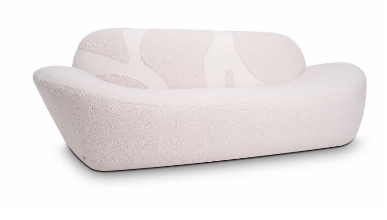 Loja de curitiba que faz sofá de personalizado. Sofá curvo de alto padrão com detalhes psicodélicos, design escultural e contemporâneo, estofado em tecido premium. Estrutura robusta, curvas suaves e acabamento sofisticado, ideal para ambientes modernos que buscam exclusividade, conforto e personalidade em móveis de luxo. Batel Select em Curitiba.