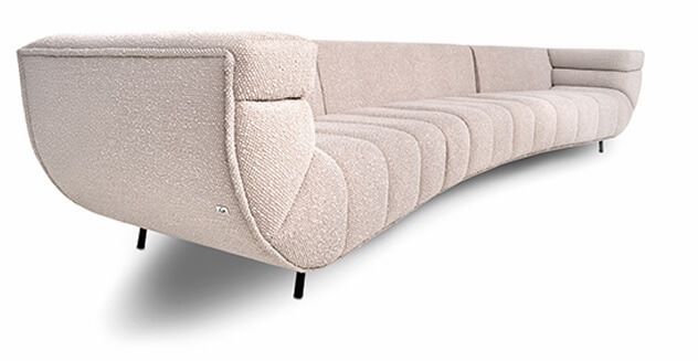 Sofá home modular de alto padrão em Curitiba, base de madeira natural, estofado em tecido rosé, encosto baixo e almofadas decorativas, ideal para salas sofisticadas.
