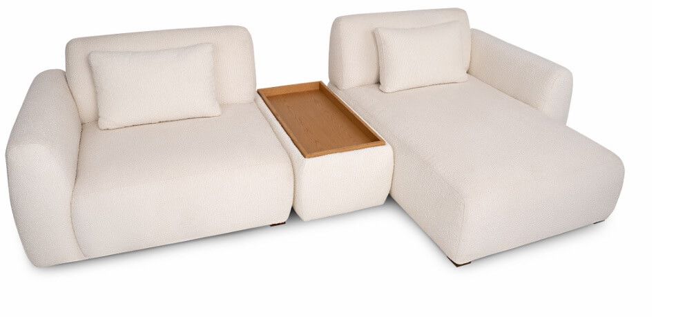 Sofá orgânico minimalista de alto padrão com detalhe em madeira, ideal para sala de TV sofisticada e conforto da família.