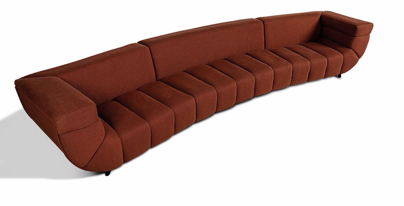 Sofá home de alto padrão em Curitiba, formato retangular amplo, revestido em tecido cinza claro, encosto baixo com almofadas soltas, perfeito para ambientes modernos e elegantes.