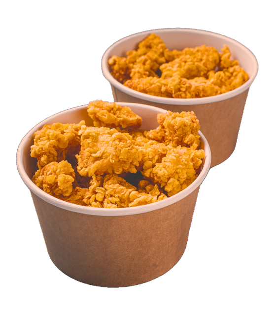 Due bicchieri di carta pieni di pezzetti di pollo fritto e dorato.
