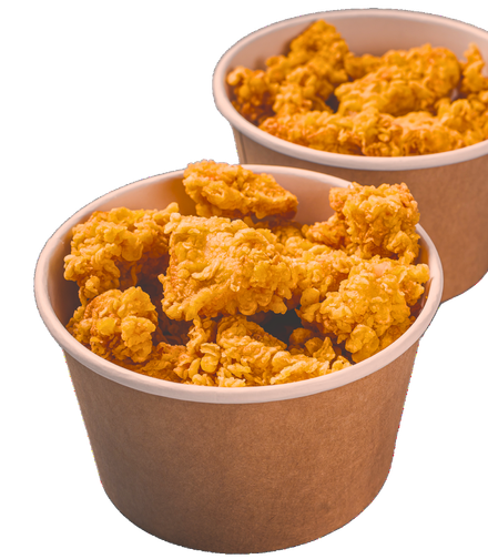 Due bicchieri di carta pieni di pollo fritto dorato.