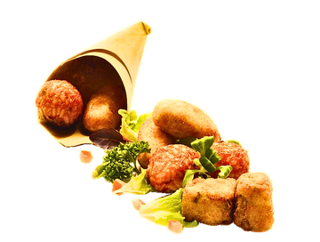 Stuzzichini fritti in un cono di carta, versati su un piatto con lattuga e prosciutto a dadini.