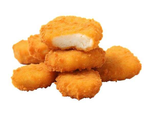 Mucchio di bocconcini di pollo dorati, uno parzialmente morsicato, su uno sfondo bianco.