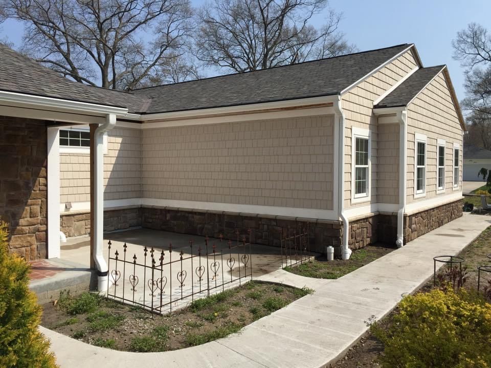 A small house with a walkway leading to it.